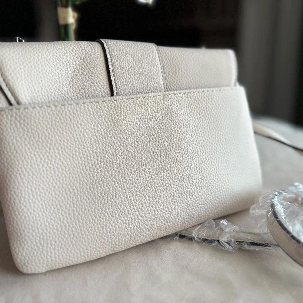 🔥 Fire Sale 🔥
NWT Tahari Cream Crossbody Bag with Silver Chain Strap - Picture 11 of 12